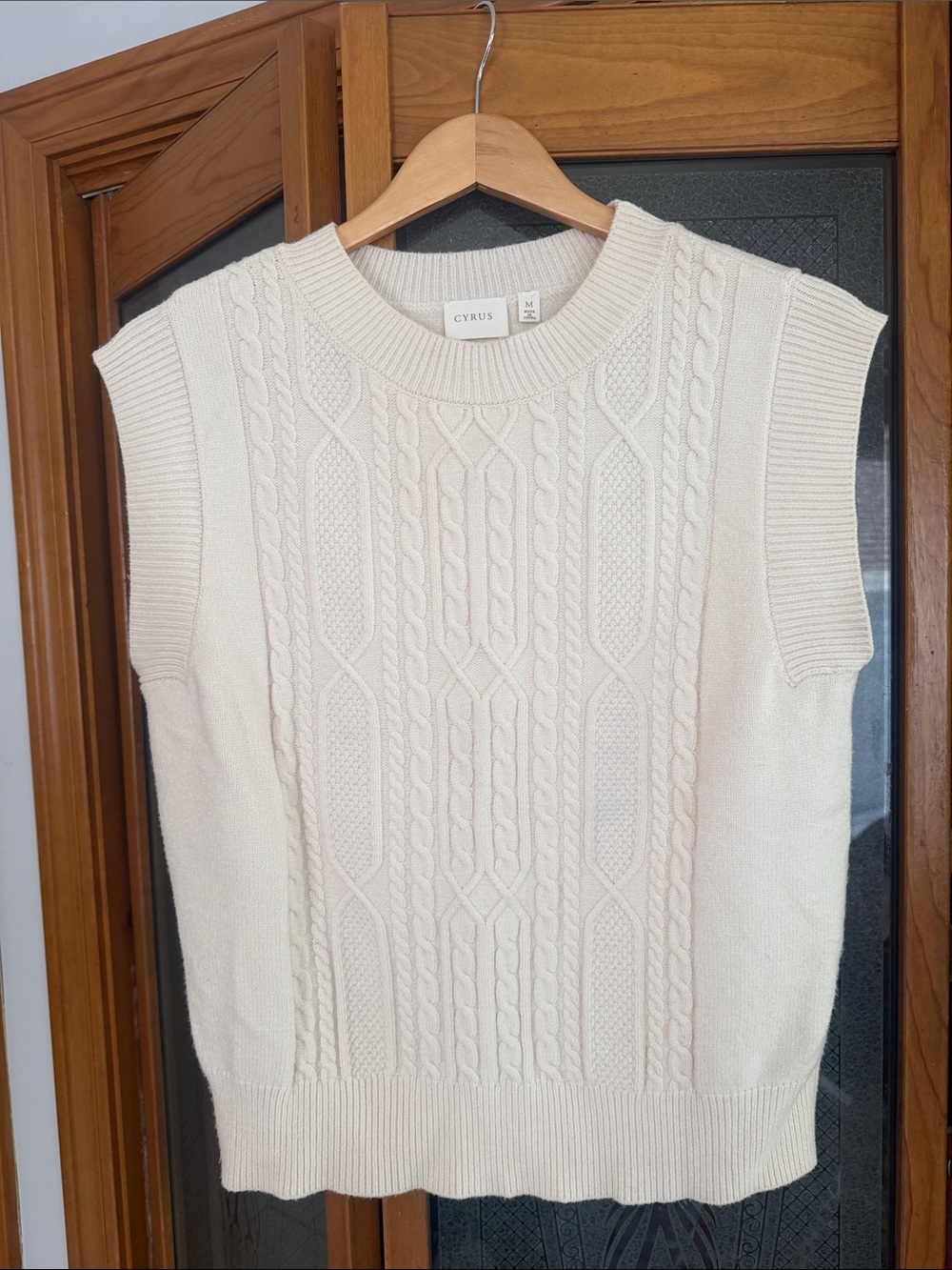 Cyrus Off-White Cable Knit Sleeveless Sweater Vest Med